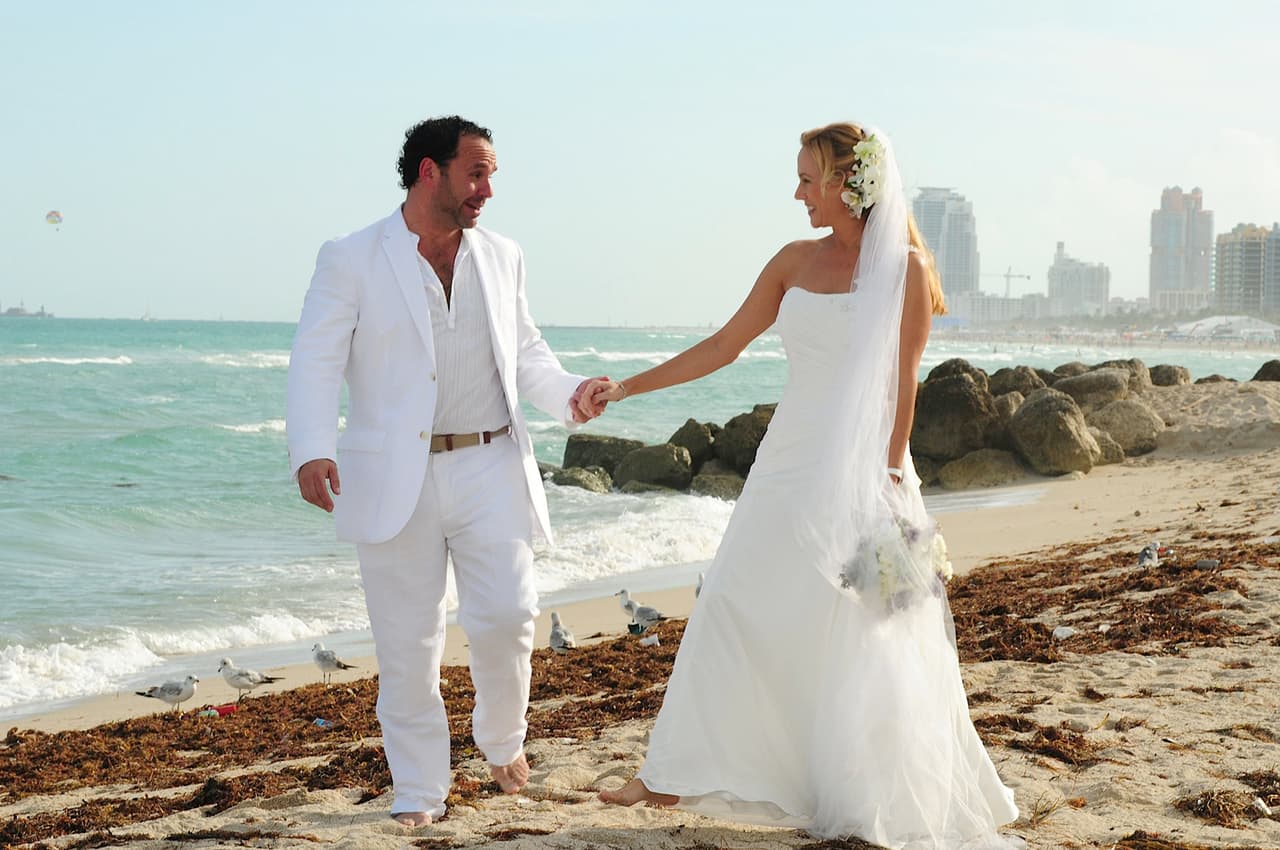 Viajar por el mundo casándose tiene sus ventajas.