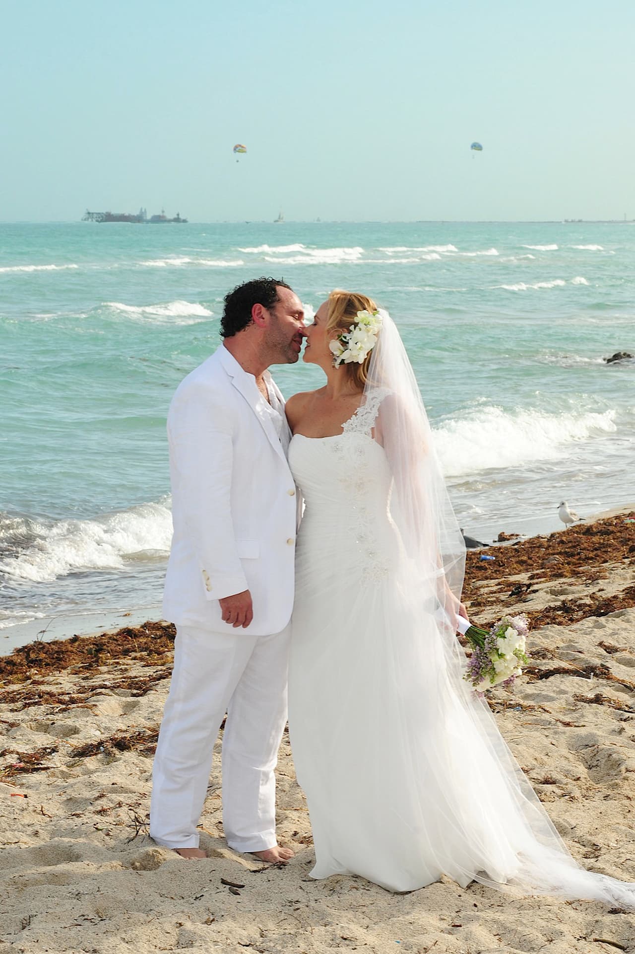 Beso tras beso se han enamorado el uno al otro.