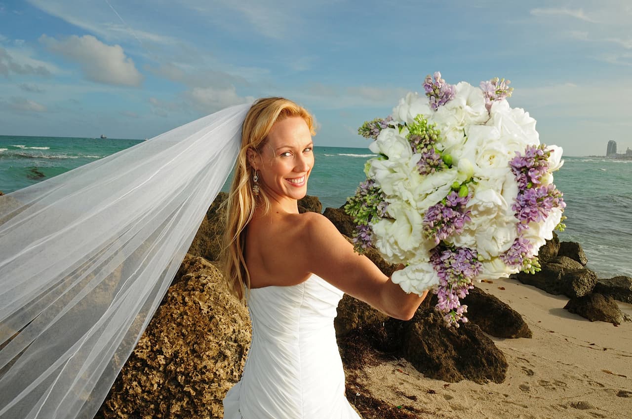 Fanny ya es experta en lanzar el ramo a sus invitadas.