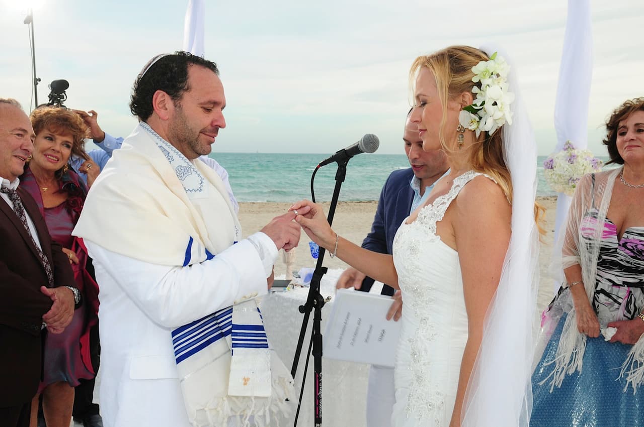 Se dan el mismo anillo cada vez que se casan en un lugar distinto.