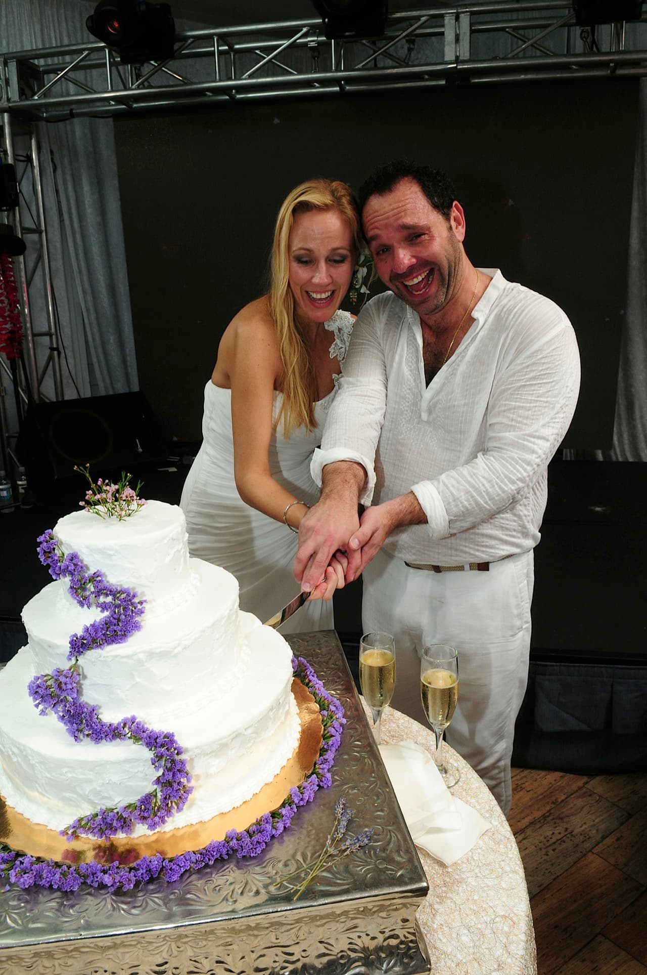 Han comido mucho pastel y sonreído para cientos de fotos de sus bodas.