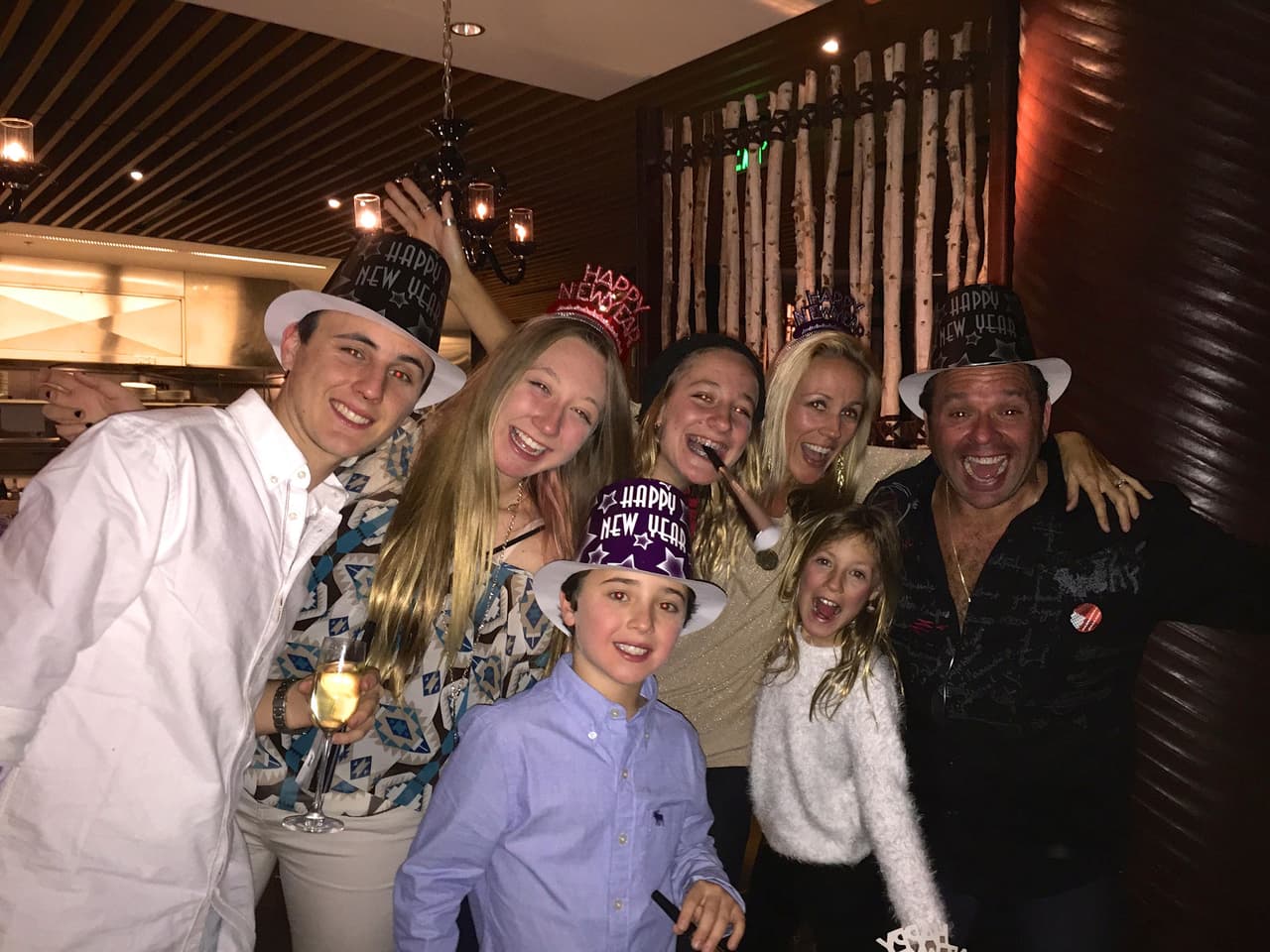 Así es como van por el mundo casándose en cada país que visitan.