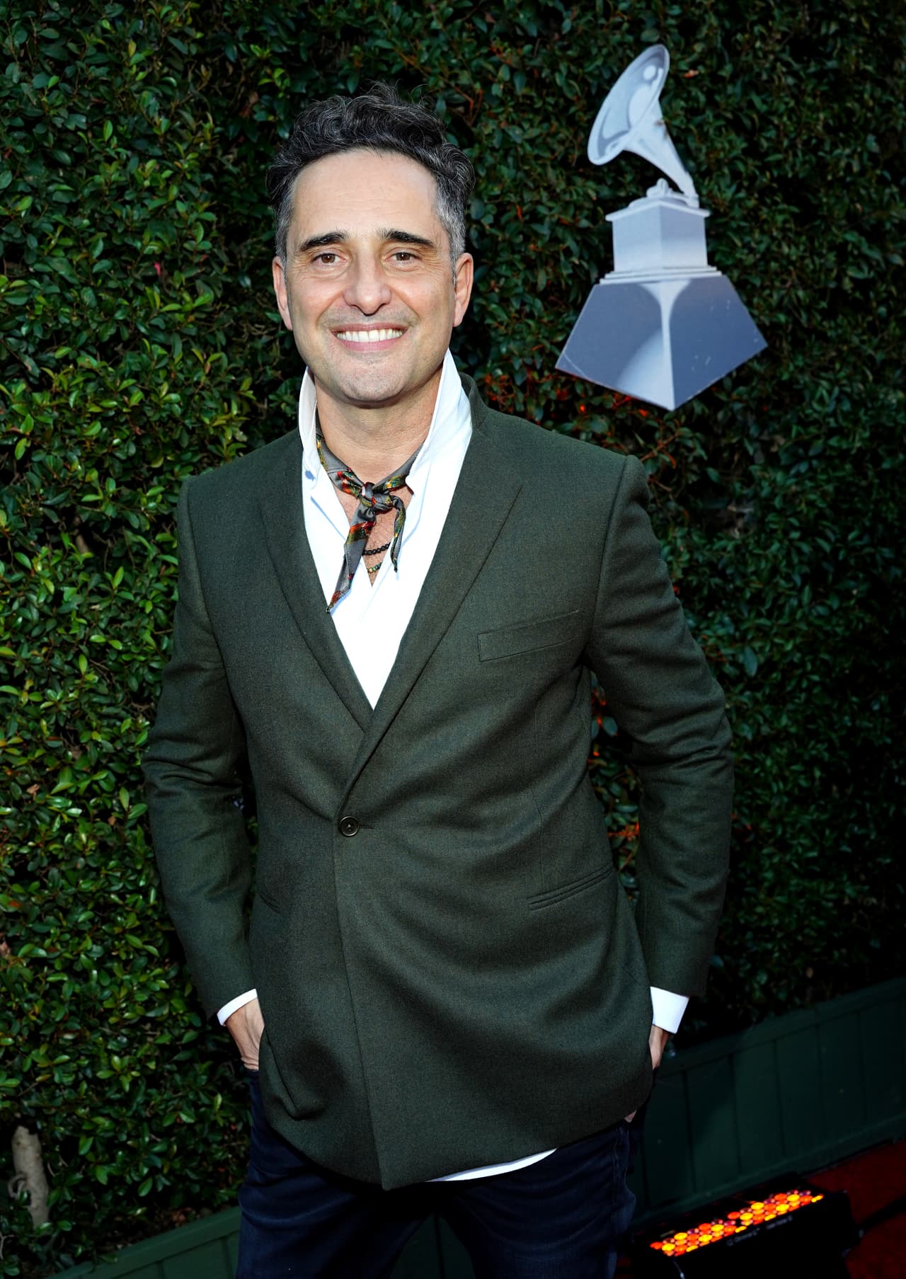 El artista uruguayo Jorge Drexler se proclamó como el rey de los Latin GRAMMY 2018 al llevarse los premios a Mejor Canción, Mejor Grabación del Año y Mejor Álbum de Cantautor, y su look fue más casual.