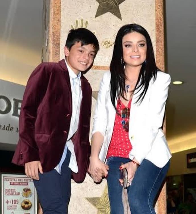 A su corta edad Omar ha conseguido convertirse en un 'influencer' con sus conenidos en diferentes plataformas, cuenta con su propio canal con más de 100 mil suscriptores.