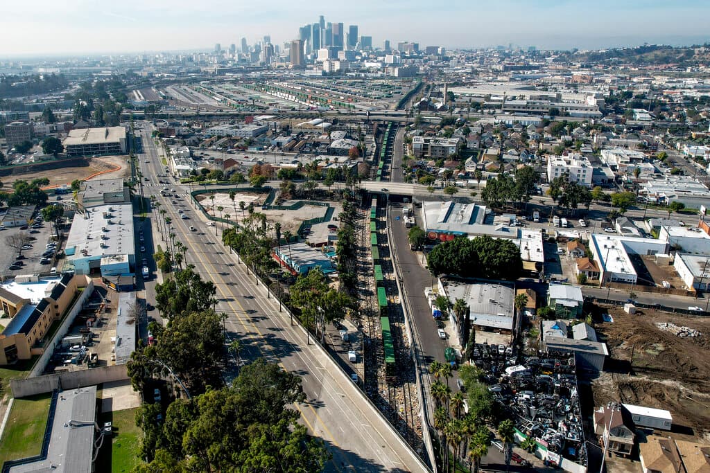 Sin embargo, representantes de la compañía ferrovaria aseguran que a diario son más de 90 contenedores lo que se saquean en un tramo específico de centro de Los Ángeles.