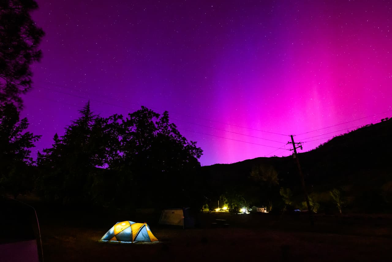 La aurora boreal se ve al norte de San Francisco en Middletown, California, el 11 de mayo.