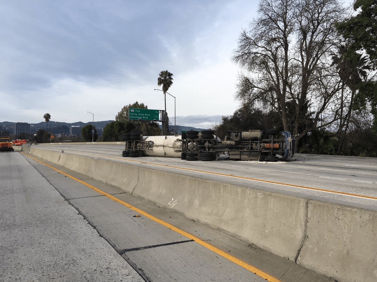 Además, debido a la amenaza de incendio por la volatilidad del propano líquido, los bomberos anunciaron que no podrán remover el vehículo de carga de la carretera hasta que los 9,400 galones de propano se transfieran a otro contenedor.
<br>