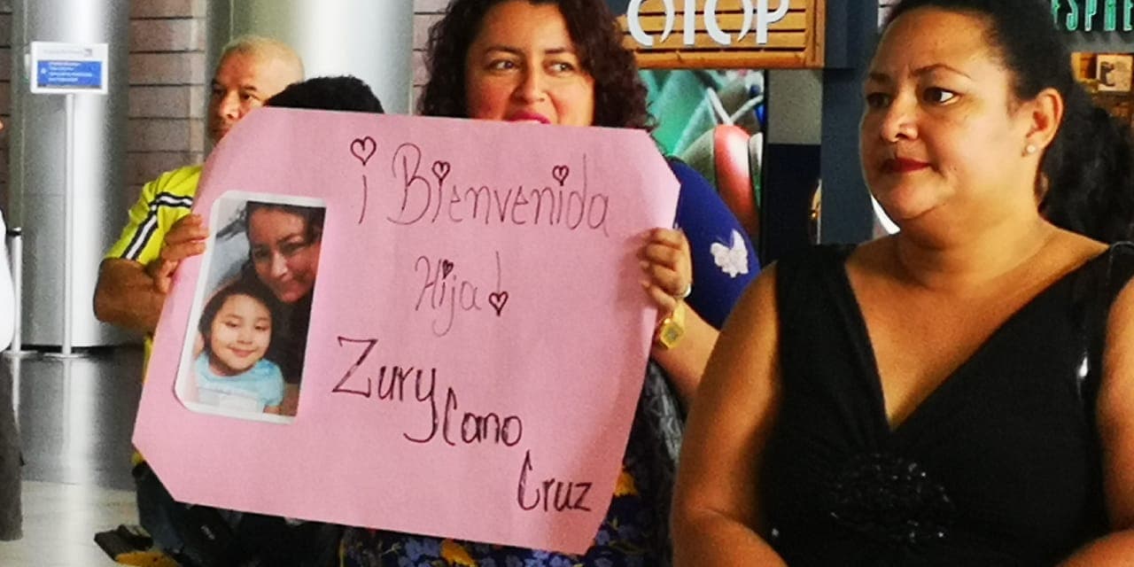 Karla Cruz fue deportada a Honduras a finales de 2016 sin Zury, su hija de seis años nacida en Estados Unidos. El jueves 4 de octubre de 2018 su familia esperaba a la pequeña en el aeropuerto de Tegucigalpa.