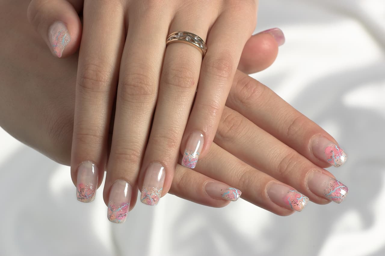 1. Uñas quebradizas. Si las tienes así, es señal de que están débiles. Las causas podrían ser deficiencias de hierro, o vitaminas C, D, E y B, o hipotiroidismo, menciona en su sitio, el Dr. Craig A Maxwell, especialista en medicina familiar y osteopatía.