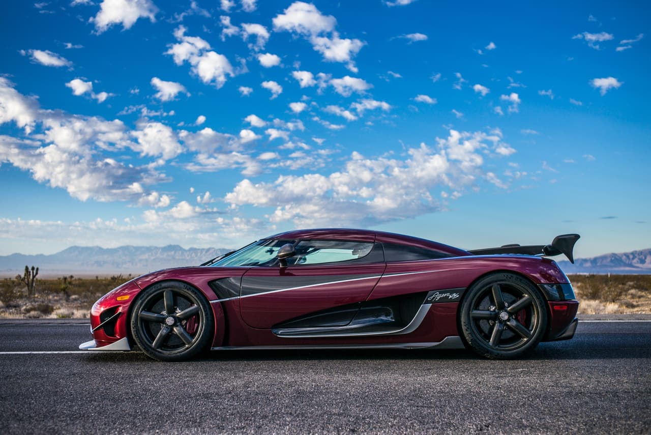 <b>Koenigsegg Agera RS</b>
<br> Año: 2017
<br> Velocidad máxima: 277.9 mph (444.6 km/h) 
<br> 0-60 mph: 2.5 segundos
<br> Motor: V8 de 5.0 litros
<br> Potencia: 1,160 HP
<br> Precio original: 1’500,000 dólares