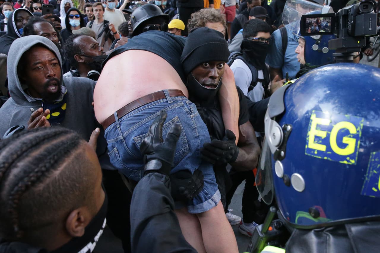 Hutchinson llevó al hombre blanco hasta un grupo de policías para protegerlo.