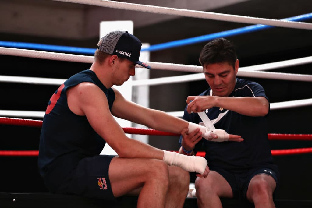 Luego de tener lista la protección con las vendas en las manos todo está listo para iniciar el calentamiento.