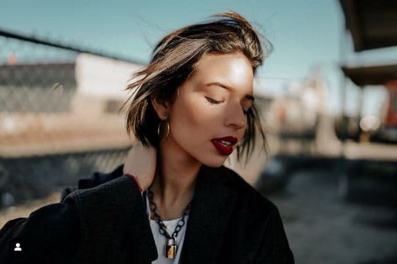 Lo mejor del corte bob carré es que no requiere de muchos cuidados, en consecuencia, su mantenimiento es fácil y no cuesta mucho. Cómo mantiene la textura natural del cabello, las únicas visitas a la estética serán para mantener el largo deseado.