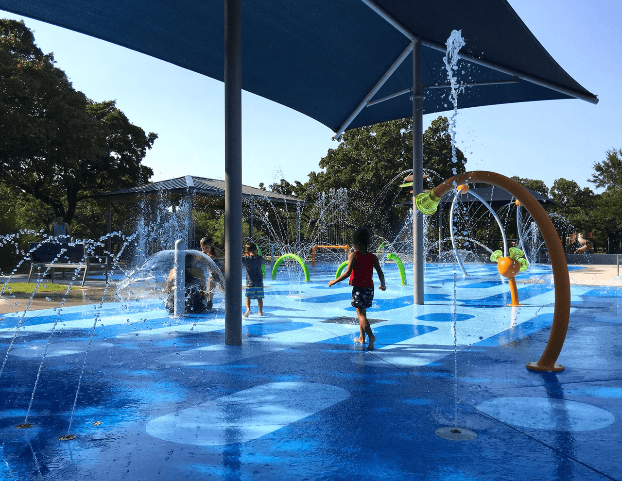 <b>KLEBERG-RILEY SPRAYGROUND, DALLAS</b>
<br>Este parque tiene aros que lanzan chorros de agua, pero lo mejor es que es gratis y está abierto de lunes a domingo de 10 am a 8pm.
<br>Dirección: 1575 Edd Rd.
<br>
<br>En Dallas hay más spraygound y la lista completa 
<a href="http://www.dallasaquatics.org/132/Spraygrounds" target="_blank">la puedes consultar aquí</a>.