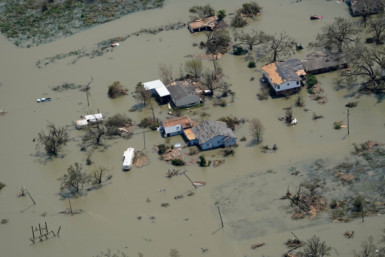 Esta foto muestra un vecindario en Lake Charles que quedó sumergido bajos el agua.