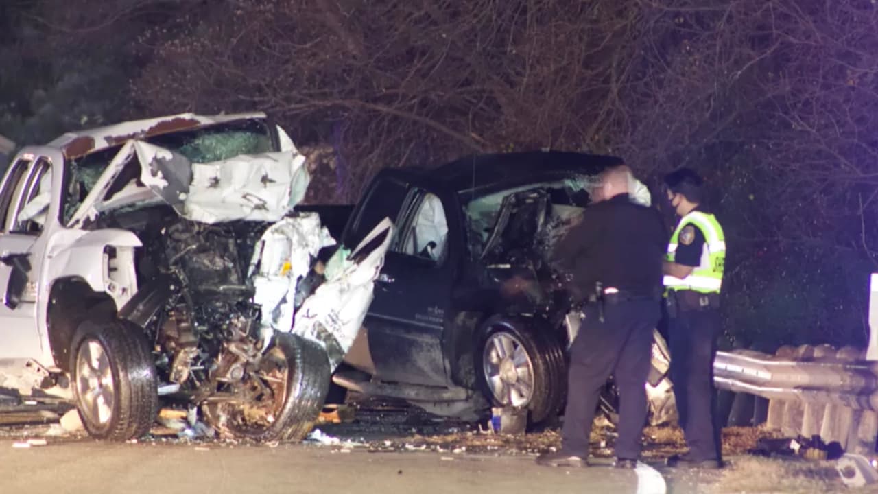 Mueren dos hispanos al chocar de frente dos camionetas pick up en el este del condado Harris