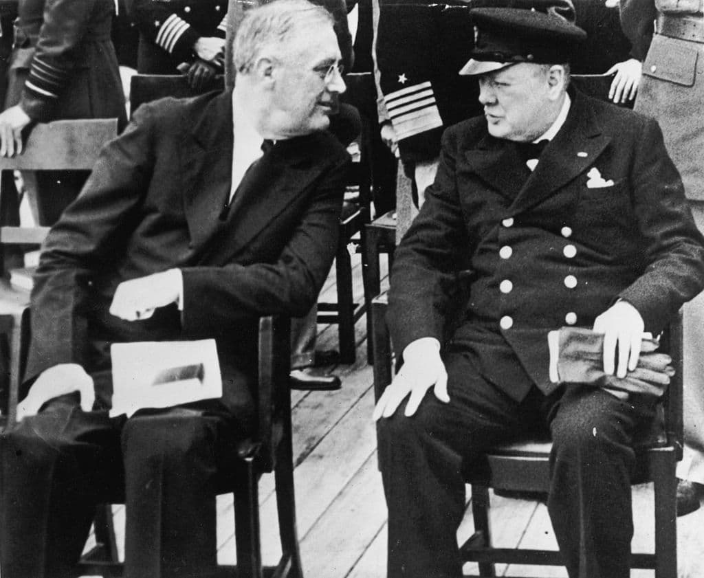 En agosto de 1941, el primer ministro británico Winston Churchill y el presidente estadounidense Franklin Delano Roosevelt se reunieron a bordo del barco Príncipe de Gales frente a las costas de la península de Labrador, Canadá.