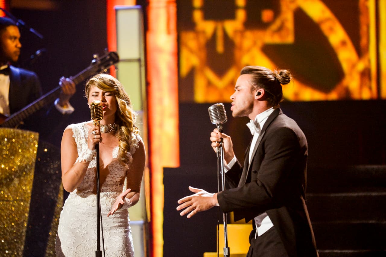 Junto a Prince Royce, interpretaron su éxito 'Solo Yo', elegantemente vestidos.