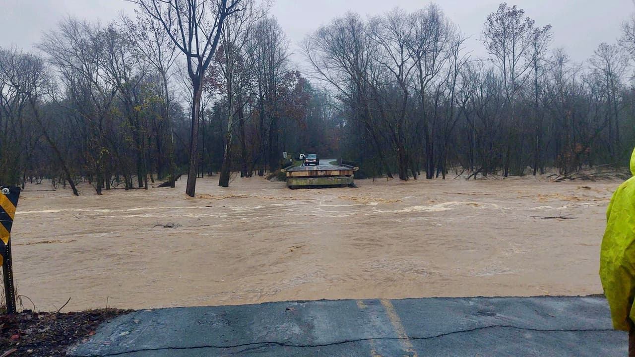 Roy Cooper declara estado de emergencia tras "devastadoras inundaciones" en Carolina del Norte 