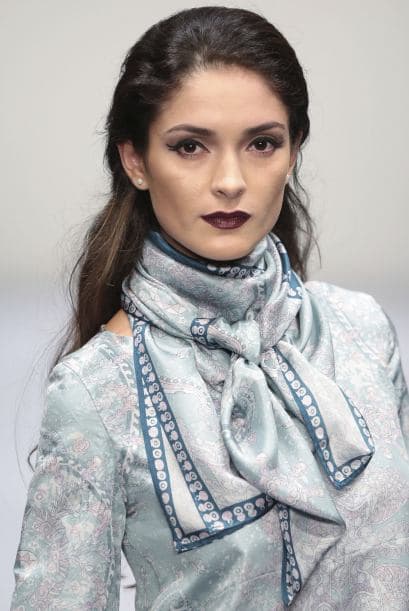 Los accesorios combinan de manera perfecta, como esta mascada que tiene el mismo estampado de la blusa pero no lucen idénticas.