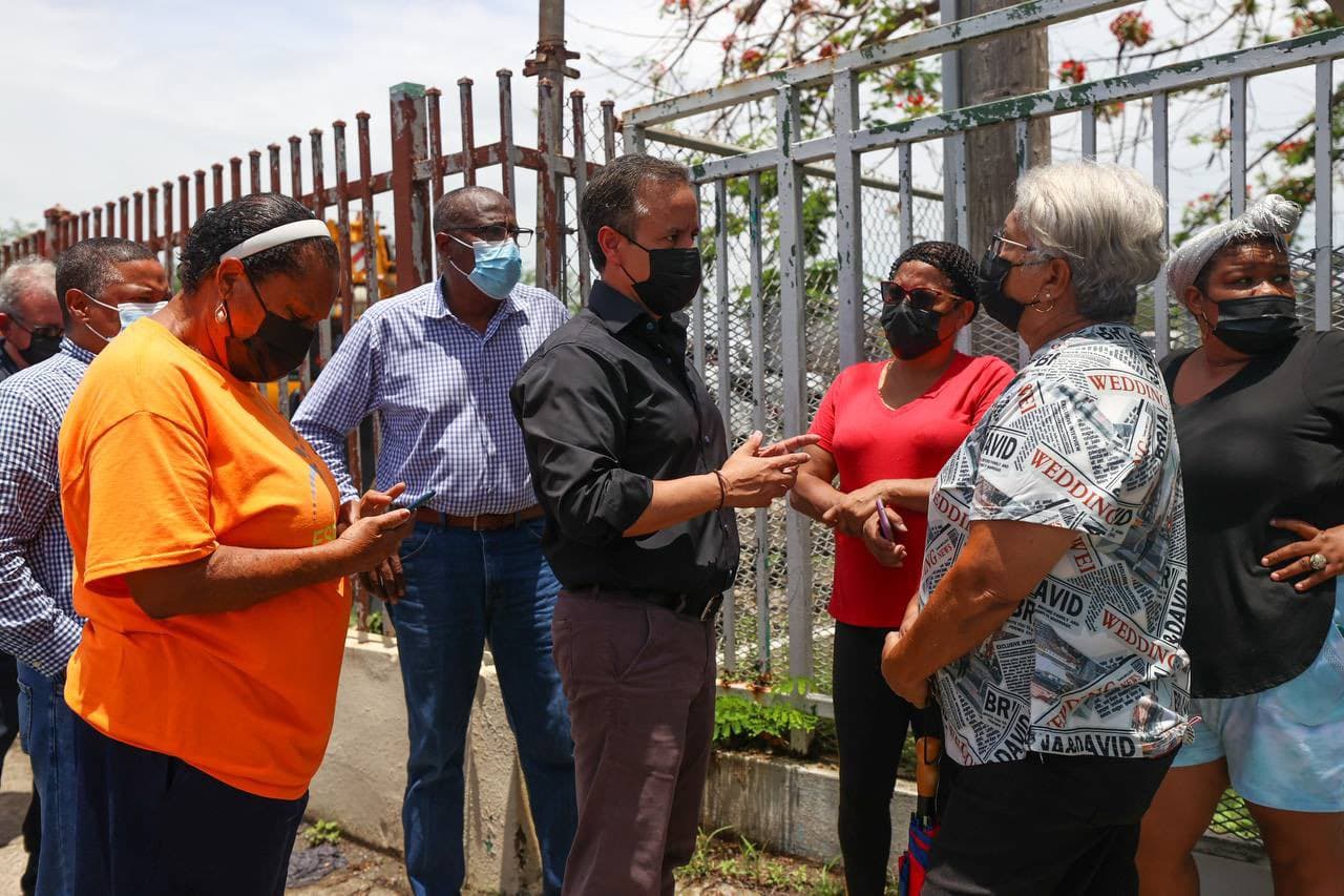 El alcalde de san Juan también conversó con líderes comunitarios sobre acciones adicionales en conjunto para mitigar inundaciones.
<br>El alcalde de san Juan también conversó con líderes comunitarios sobre acciones adicionales en conjunto para mitigar inundaciones.
<br>