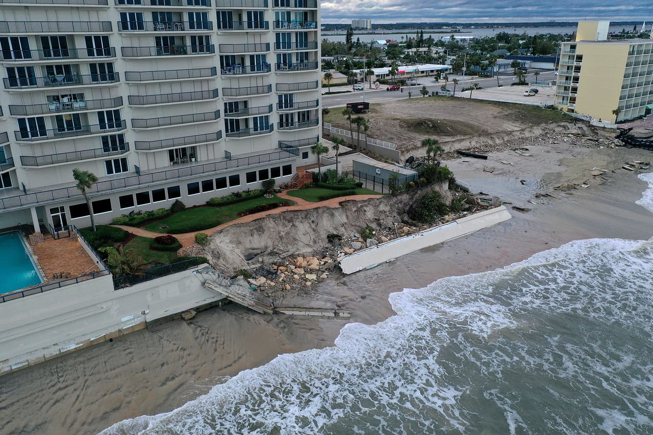 De acuerdo con la agencia de noticias AP, autoridades de Volusia dijeron el jueves que los inspectores de edificios habían declarado inseguros 24 hoteles y condominios en Daytona Beach Shores y New Smyrna Beach, y que habían ordenado su evacuación. Además, al menos 25 casas en Wilbur-by-the-Sea habían sido declaradas estructuralmente inseguras por inspectores de construcción y también fueron evacuadas.
<br>