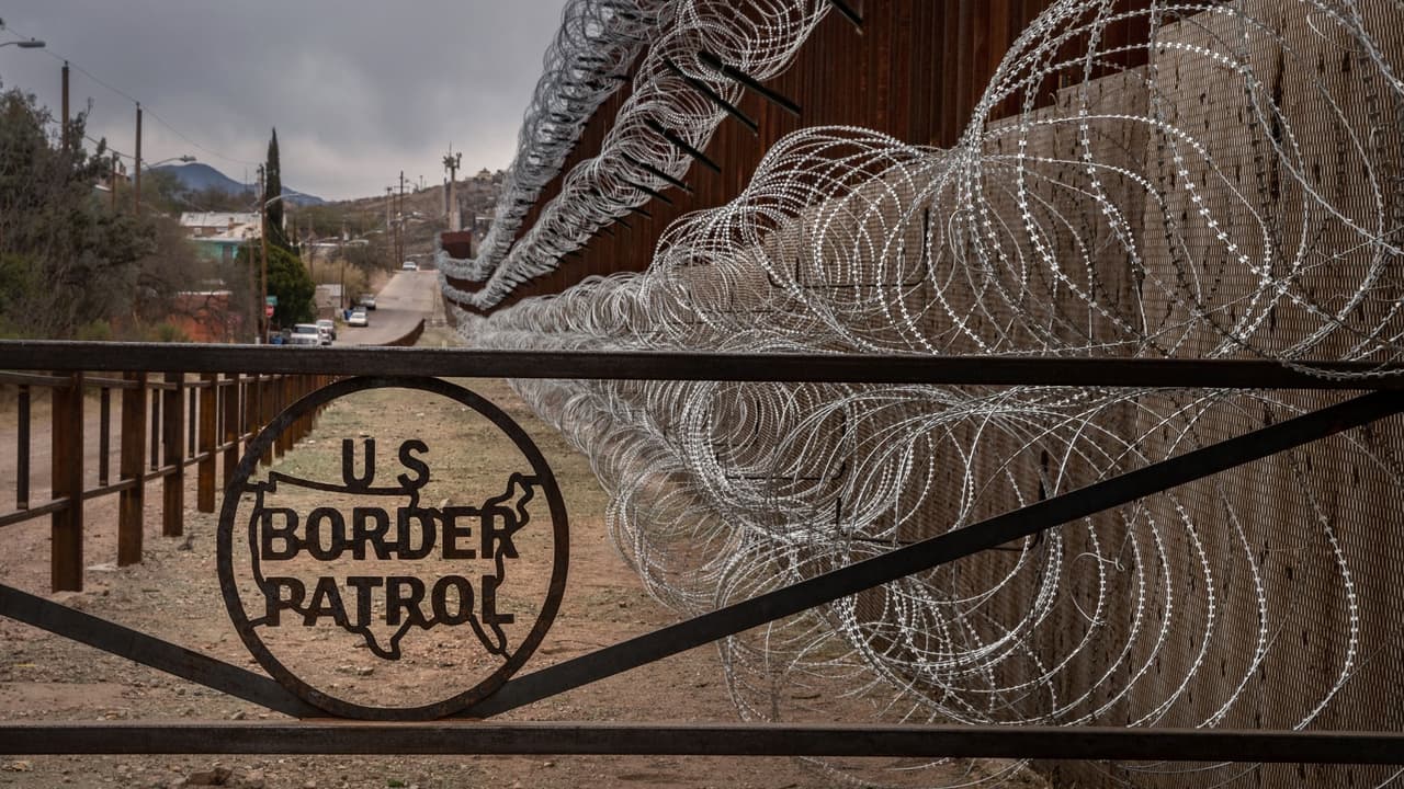Muere una mujer luego de quedarse atrapada en el muro fronterizo cerca de Douglas