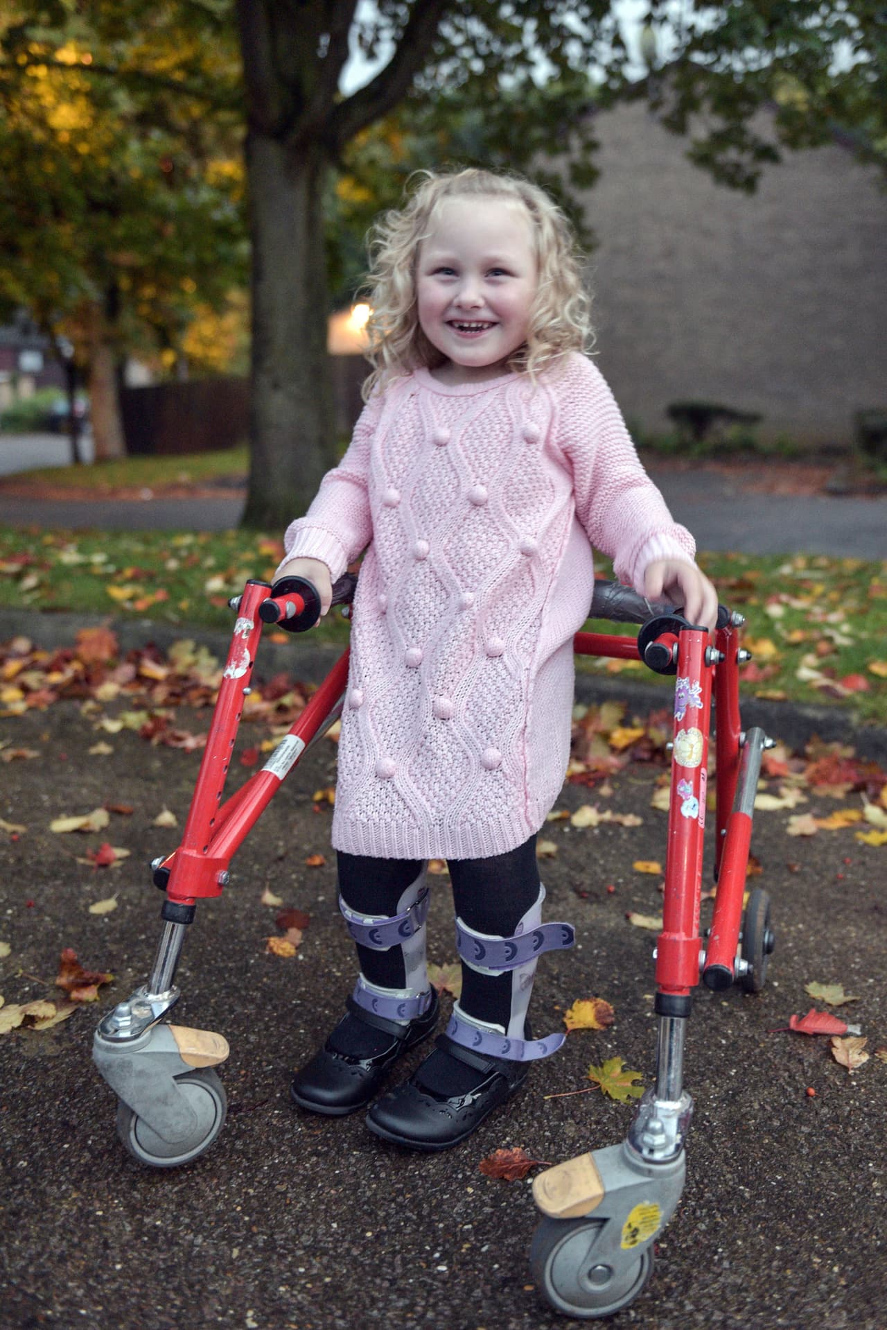 Hace tres años, Kayla Eales fue diagnosticada con ‘cerebral palsy’.
