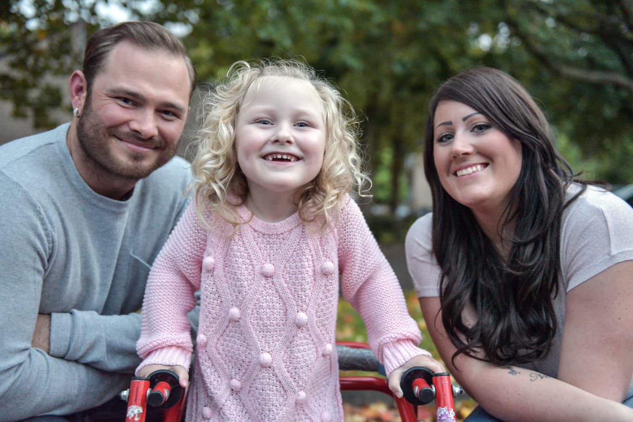La niña de cuatro años esperó toda su vida para poder dar estos pasos.