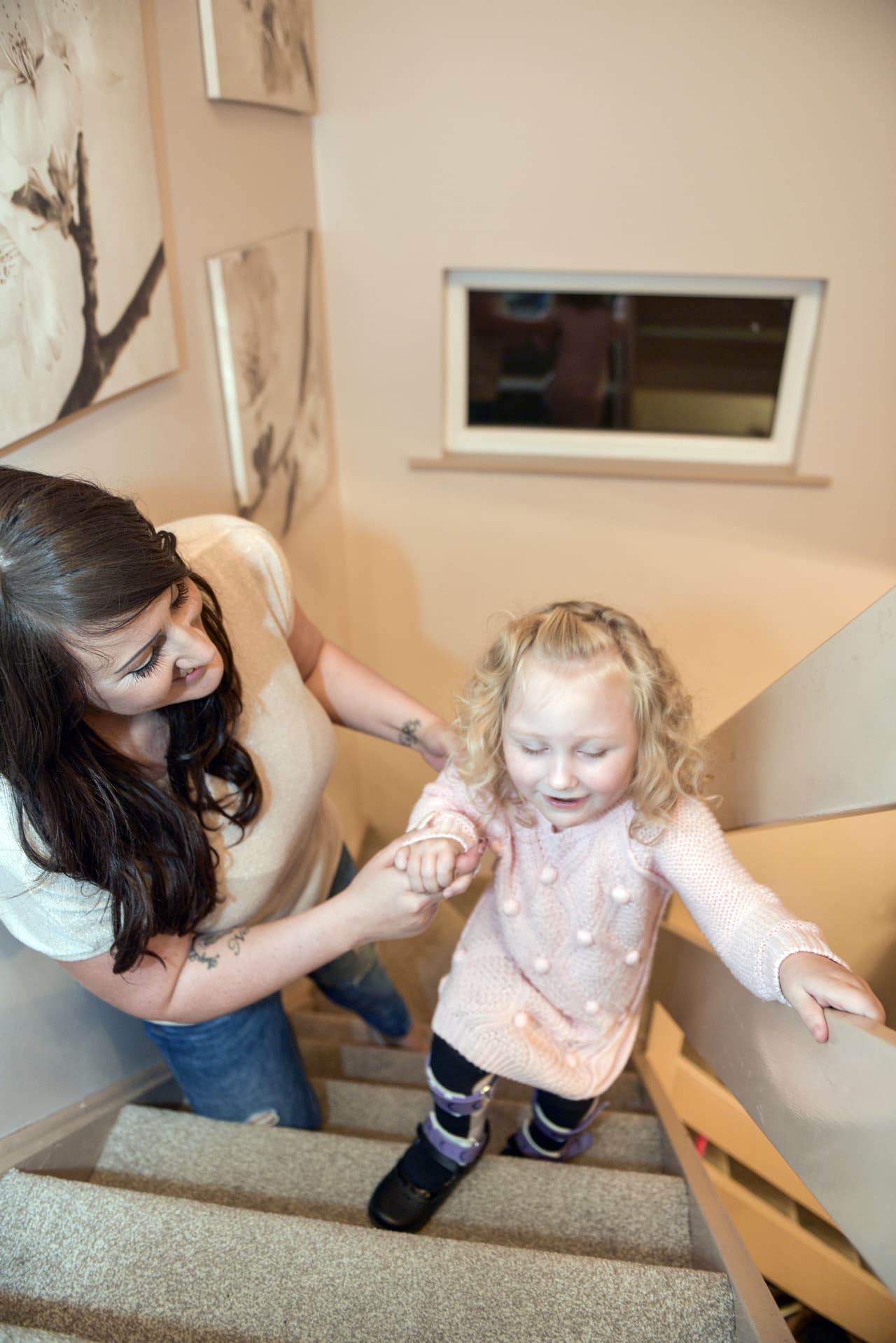 Gemma Eales, su mamá, derramó unas lágrimas cuando su hija le dijo que lo único que quería era caminar.