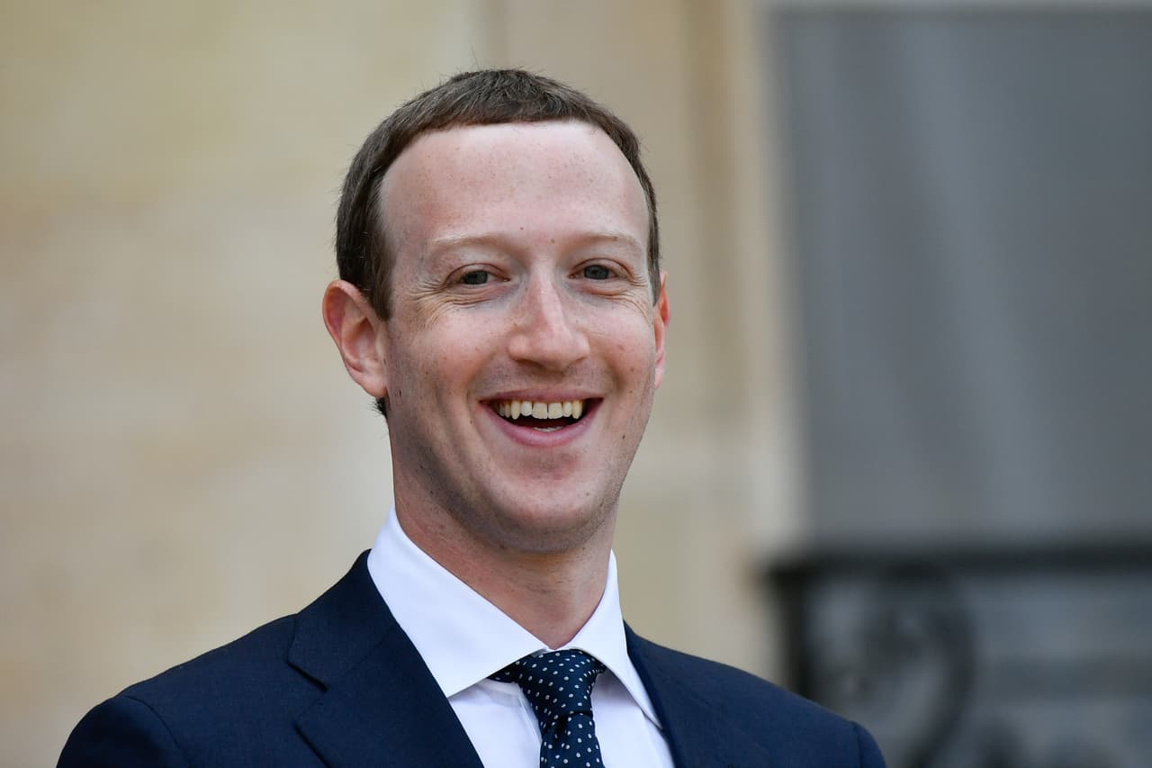 Mark Zuckerberg, el multimillonario creador de Facebook -con una fortuna estimada en 77.9 mil millones de dólares, da la impresión de ser un hombre alegre, aunque sumamente reservado. ¿Qué será lo que revele de él su letra?