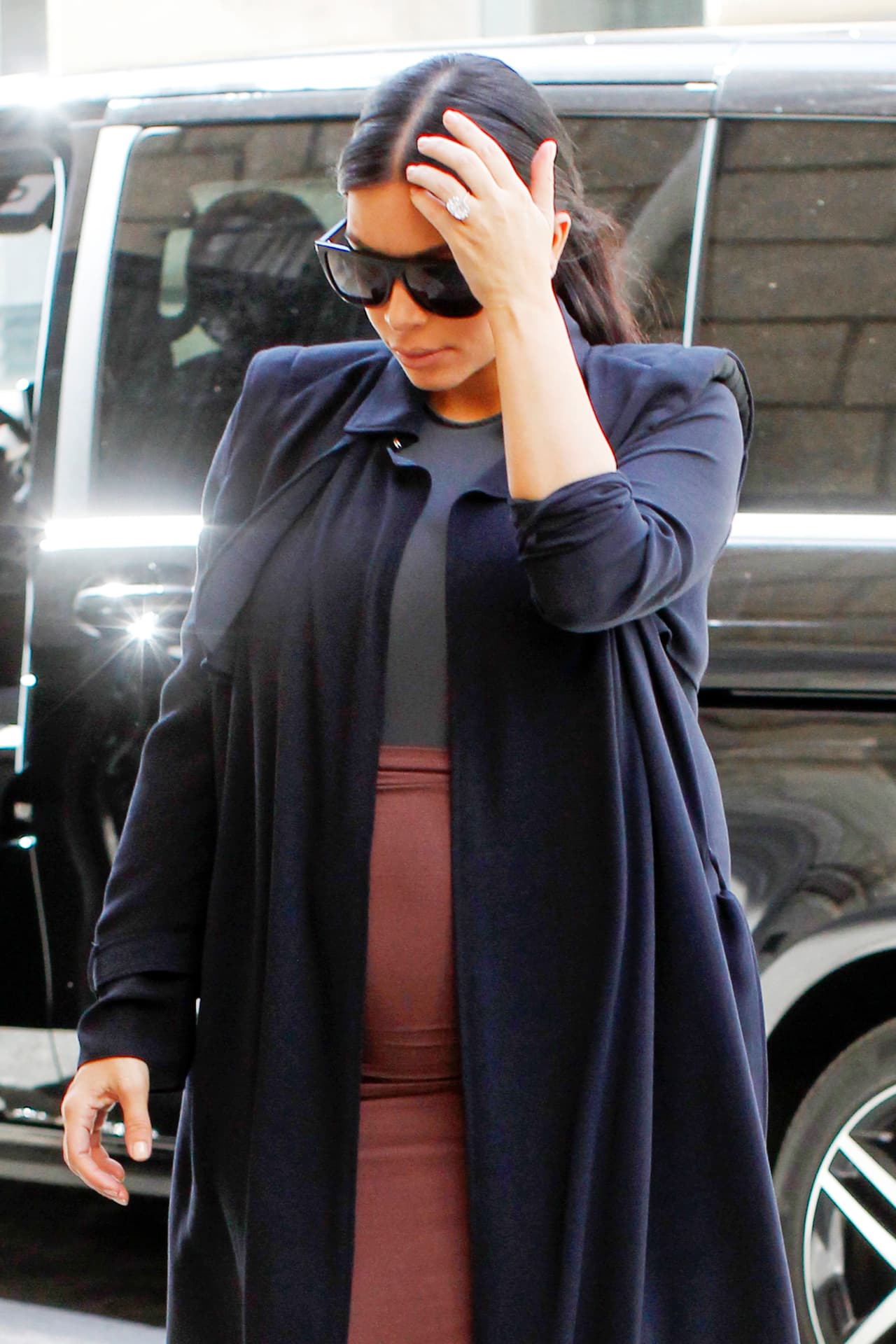 Presumiendo el anillote que le dio Kanye West.