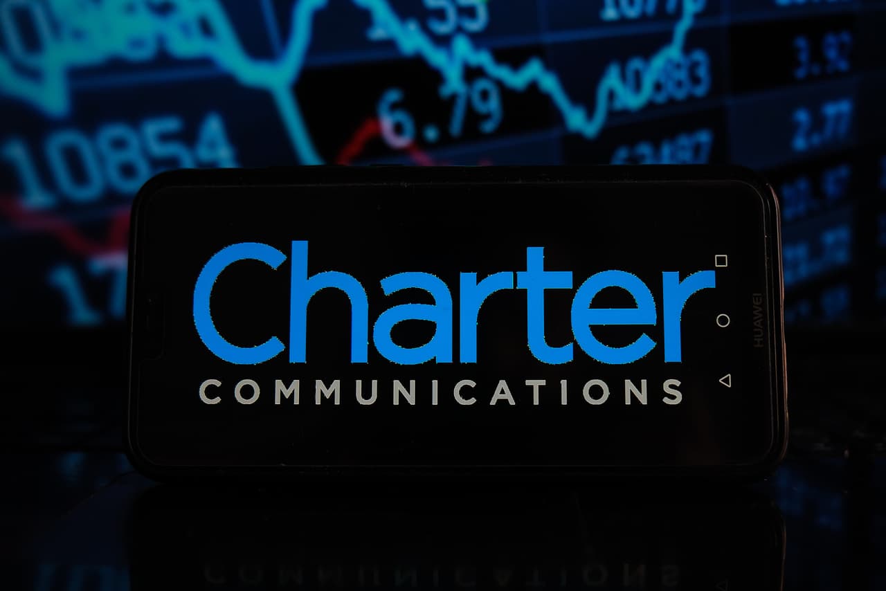<b>Charter Communications</b>.
<br>
<br>Esta compañía estableció su salario mínimo en 15 dólares por hora en 2018, y en abril de 2020, anunció que lo llegaría a 20 en 2022. Con aumentos anuales de 1,50 dólares por hora. Alcanzó 18 dólares por hora en marzo de este año.
<br>
<br>
<a href="https://www.univision.com/noticias/dinero/cadenas-tiendas-restaurantes-locales-cerrados-pandemia-estados-unidos-fotos-fotos"><u>Vea aquí las cadenas gigantes que han cerrado más tiendas desde la llegada de la pandemia</u></a>
<br>