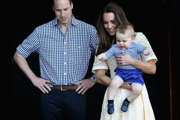El pequeño príncipe iba de brazo en brazo entre mamá y papá.
