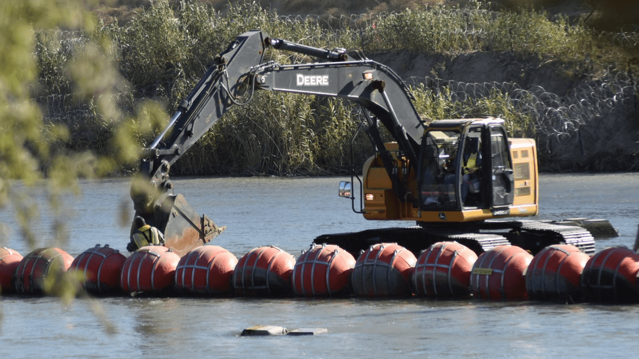 Trabajadores del lado de Texas comenzaron a alterar la barrera flotante de boyas en el Río Bravo.