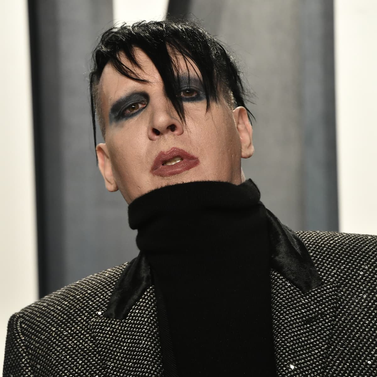 La actriz denunció a Manson por haber abusado de ella sexualmente:
<b><a href="https://www.instagram.com/p/CKvmsUmF1ho/" target="_blank">"El nombre de mi abusador es Brian Warner, también conocido en el mundo como Marilyn Manson</a></b>. Comenzó a acosarme cuando era adolescente y abusó horriblemente de mí durante años. Me lavó el cerebro y fui manipulada hasta la sumisión. Me harté de vivir con miedo a las represalias, calumnias o chantajes".
<br>