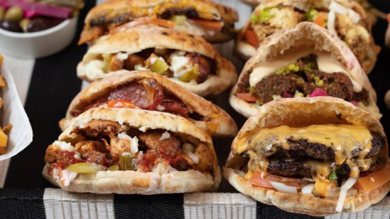 <b>De Babel (Scottsdale)</b>
<br>Ubicado en el
<b> lugar 39</b>, es propiedad de Marwan Kandeel, ex residente de Jordania y Dubái, quien antes de iniciar con su restaurante ayudó a expandir las marcas de alimentos estadounidenses en el Medio Oriente, y ahora lleva los alimentos de su juventud al suroeste de Estados Unidos.