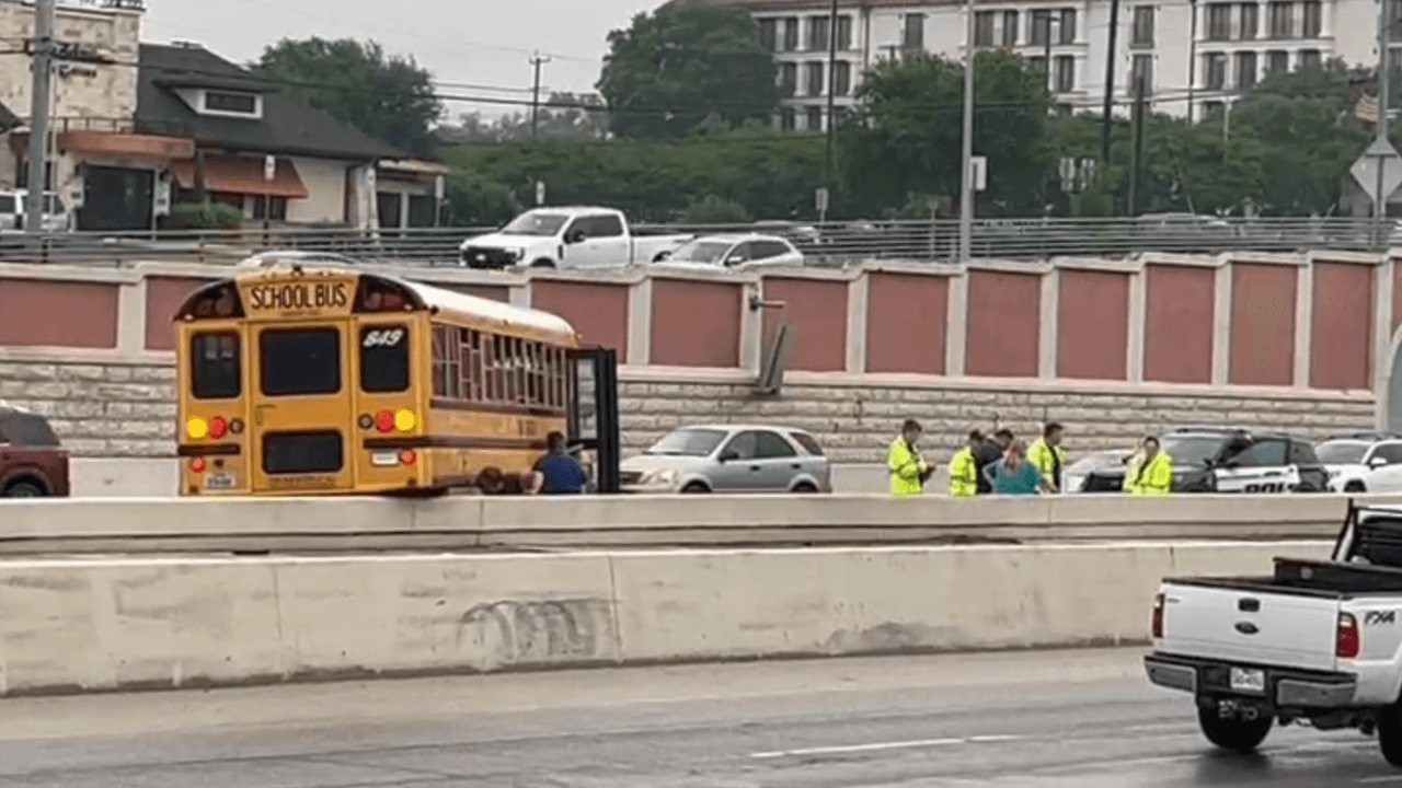 Autobús escolar con niños de prekínder derrapa en autopista y choca