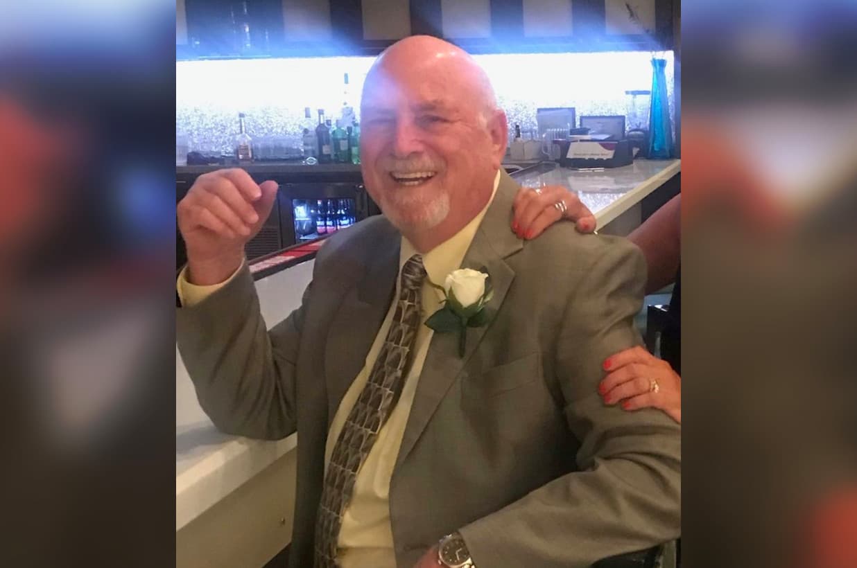 Rocco Sapienza de 80 años fue empujado violentamente tras pedirle a otro hombre que usara tapabocas dentro de un bar. Al caer al piso, Sapienza se golpeó la cabeza y falleció días después debido al golpe.