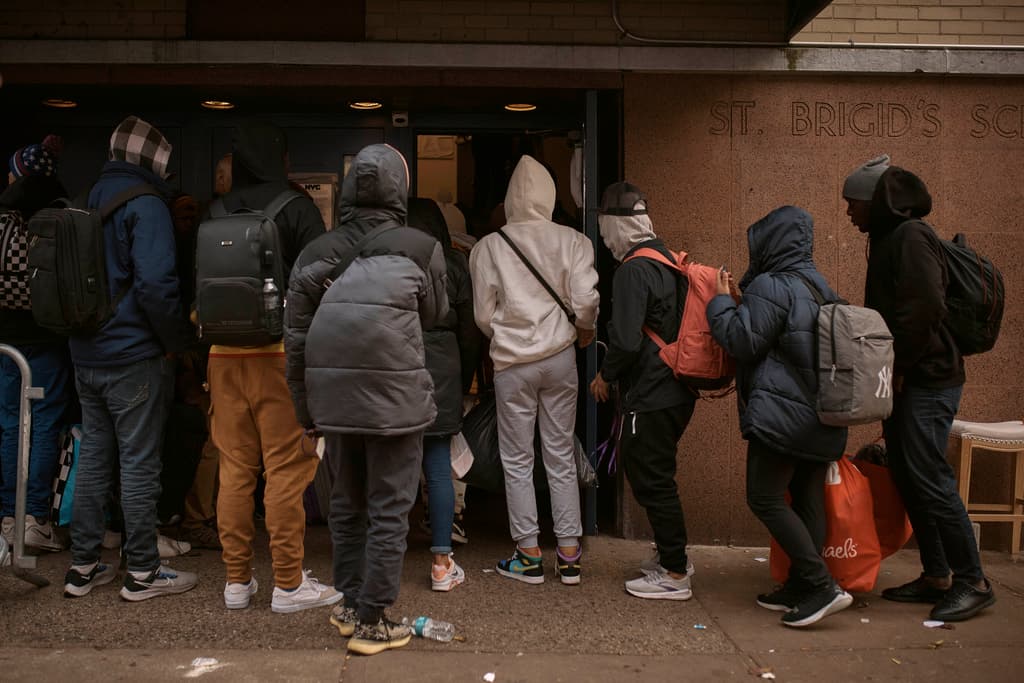 "La gente está muy asustada": Nueva York intenta contener la crisis migratoria en medio de una ola de buses que no se detiene