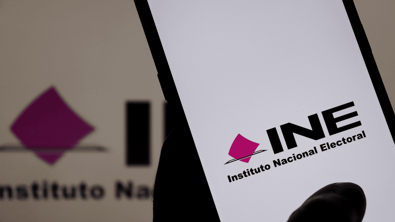 <h2 class="cms-H2-H2">3. Demostrar tu identidad con alguno de estos documentos, en original</h2>
<br>
<br>-Matrícula consular de alta seguridad vigente
<br>-Credencial del IFE o INE vigente
<br>-Cartilla o Precartilla del Servicio Militar Nacional
<br>-Cédula profesional
<br>-Título profesional
<br>-Certificado de nacionalidad mexicana
<br>-Declaratoria de nacionalidad mexicana
<br>-Carta de naturalización
<br>-Licencia de conducir de Estados Unidos
<br>-Alguna otra identificación oficial de Estados Unidos que te hayan dado
<br>-Green Card o permiso de trabajo de Estados Unidos
<br>-Certificado de Primaria o Secundaria con fotografía y sello oficial
<br>-Boleta certificada de algún año escolar con fotografía y sello oficial
<br>-Credencial del IMSS, del ISSSTE o de cualquier otra institución de México