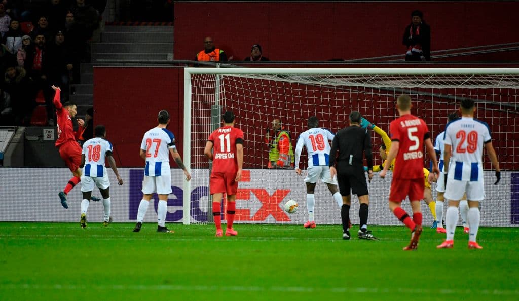 Tras un doble remate en el área del Porto, el italiano Lucas Alario pone el 1-0 en Alemania.
