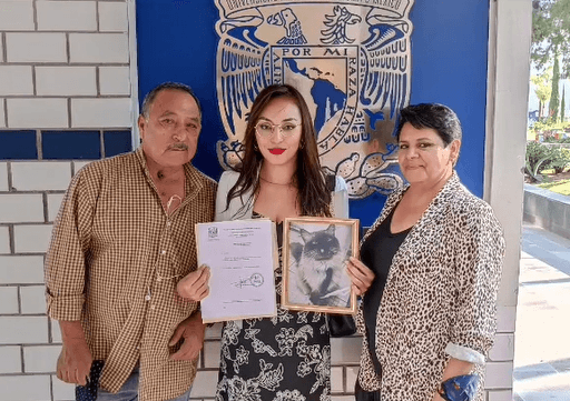 Joven dedica título universitario a sus padres