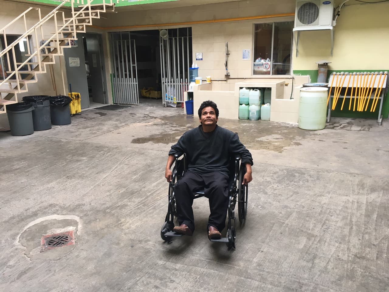 Hombres enfermos, ancianos, padres de familia y trabajadores que llevaban varios años en California son los nuevos huéspedes del centro.