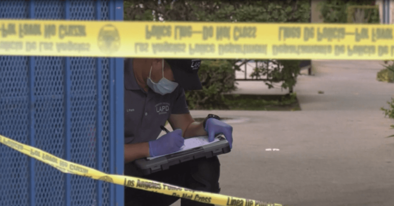 Los investigadores de LAPD trabajaron durante varias horas levantando todas las pistas posibles en el complejo de apartamentos en Canoga Park.