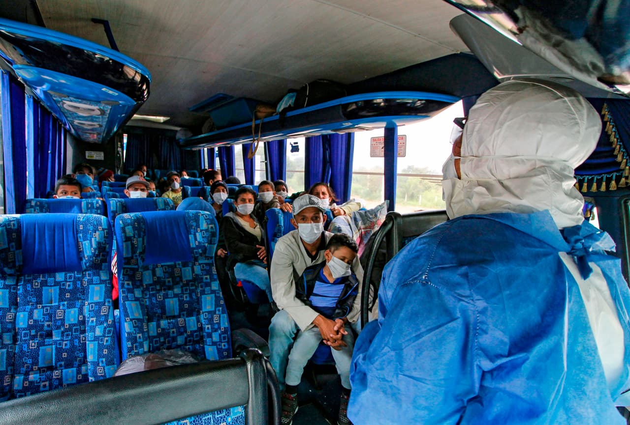Una grabación muestra a decenas acostados en el suelo y algunos, entre ellos mujeres embarazadas, niños y ancianos, se quejaron de que tienen poco o nulo acceso a alimentos y agua. En esta fotografía, una autoridad de Colombia da instrucciones a los migrantes antes de continuar su regreso.