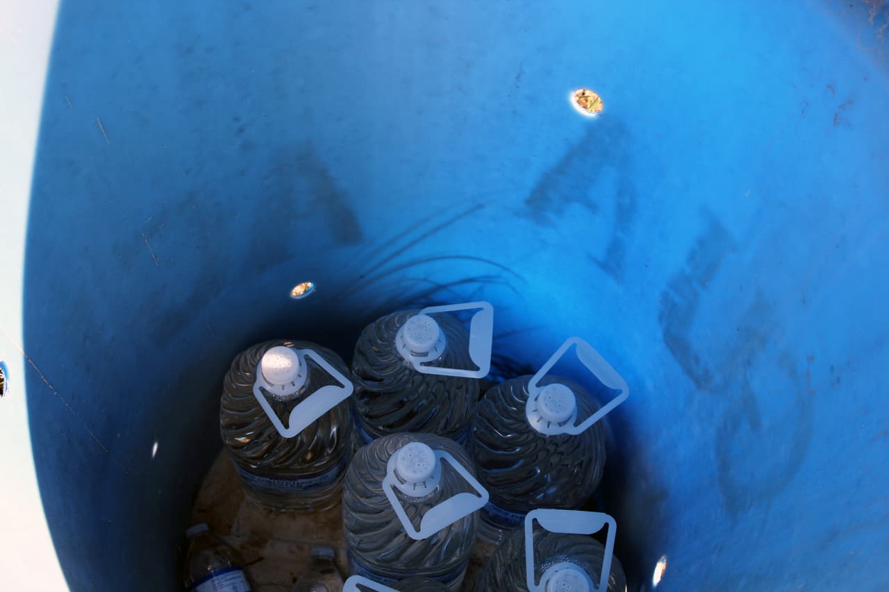 Para evitar la muerte por deshidratación de los migrantes que recorren esta zona desértica y hostil, donde es fácil perderse entre la vegetación tupida, South Texas Human Rights Center instaló estos 
<b>barriles con botellas de agua</b> en varios condados de la zona. En Brooks hay cerca de 70, asegura Eddie Canales, director de la ONG.