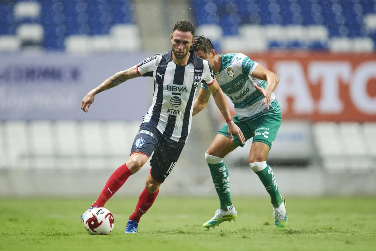 Diez minutos más tarde, Miguel Layún llevaba el balón al área rival, pero no había quien culminara las jugadas.