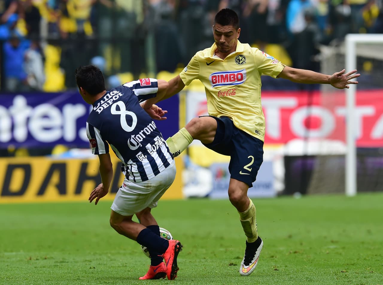 Eso también le pasa al 'Chucky' en la Liga MX, donde los zagueros rivales le hacen 'cariñitos'.