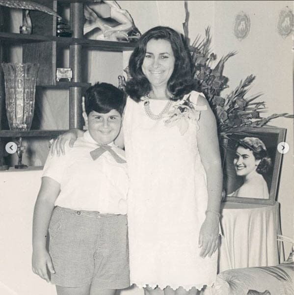 "Lo visité en la Prisión de Isla de Pinos en dos o tres ocasiones con mi mamá. Él salió (de la cárcel) una vez, como un mes y lo recuerdo porque tengo un retrato de aquellos días con él en la playa. Pero lo acusaron de trabajar para la CIA y lo volvieron a encerrar. Estuvo veintitrés años preso, así que realmente nunca le conocí", reveló en entrevista para el Blog de Los Ángeles.